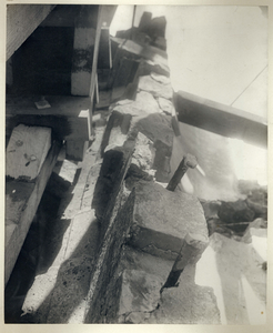 222122 Afbeelding van een beschadigd gedeelte van de traptoren van de Domtoren (Domplein) te Utrecht, tijdens ...